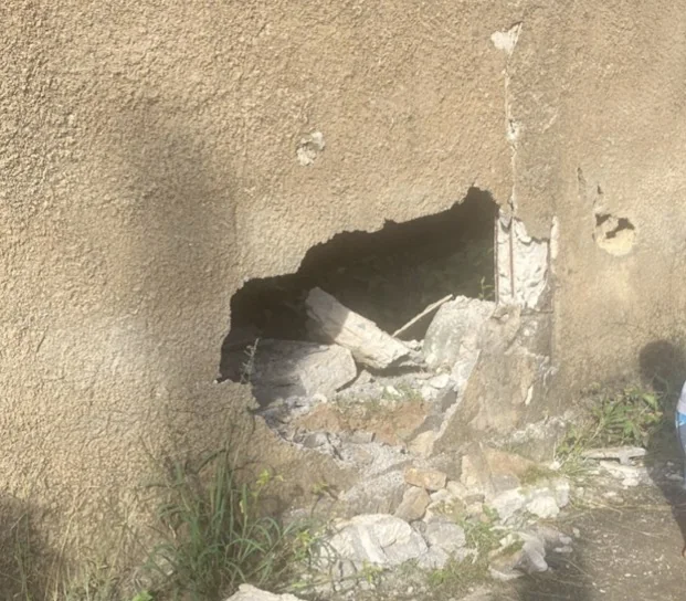 Carro atinge muro de casa e motorista foge sem prestar socorro em Matozinhos