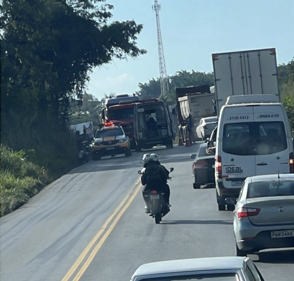 Carro capota na MG-424 próximo à lanchonete Pé da Vaca, em Matozinhos