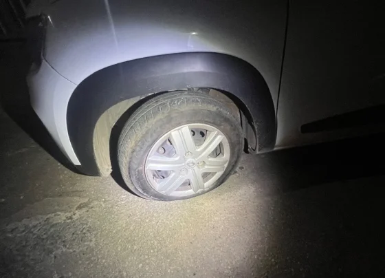 Carro é alvo de vandalismo e tem três pneus esvaziados durante a madrugada em Sete Lagoas