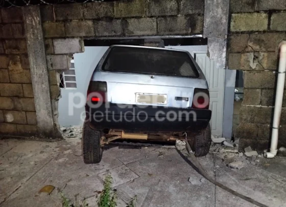 Carro sem freio desce rua e atinge muro e moto em Pedro Leopoldo