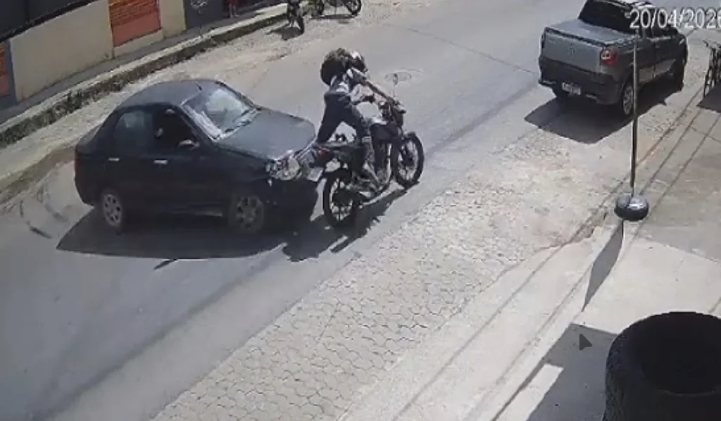 Colisão entre moto e carro deixa jovem ferido em avenida de Pedro Leopoldo