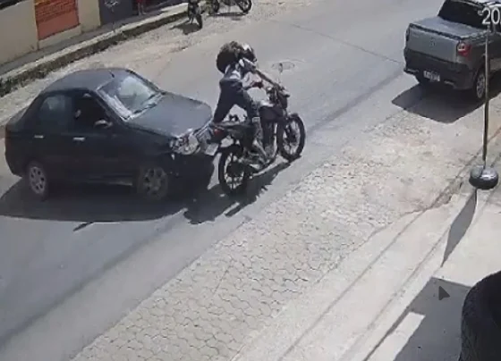 Colisão entre moto e carro deixa jovem ferido em avenida de Pedro Leopoldo
