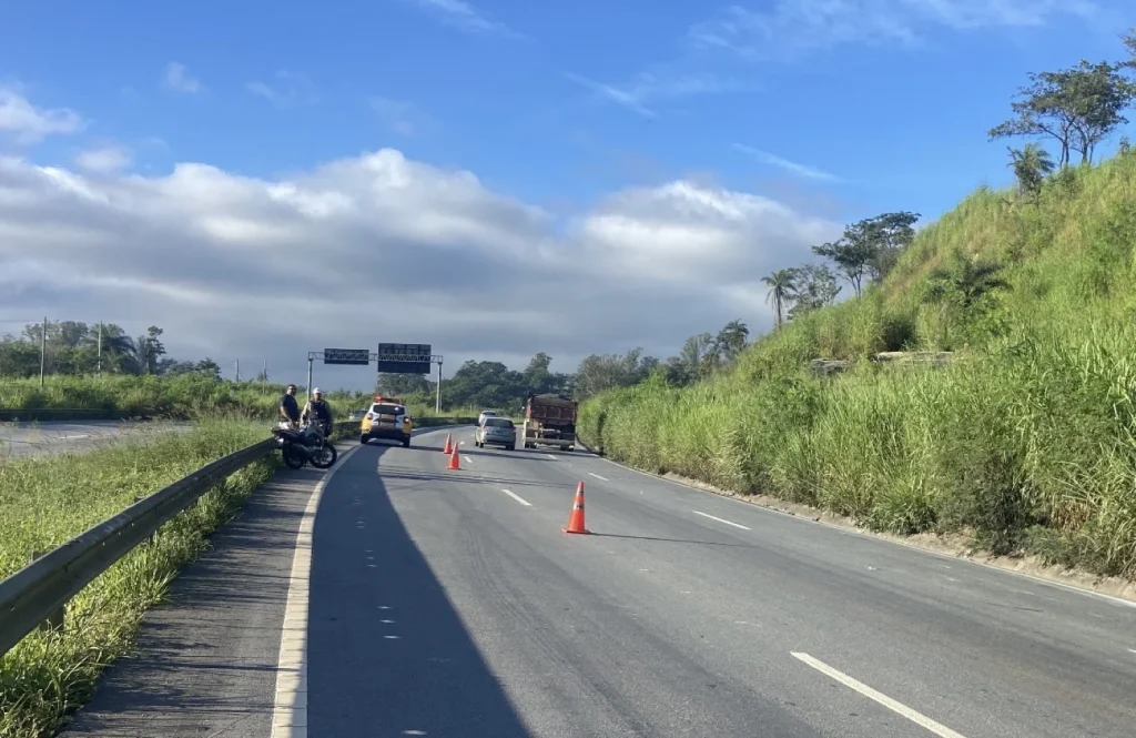 Colisão traseira entre moto e caminhão deixa dois feridos na MG-424
