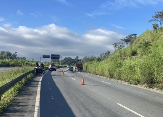 Colisão traseira entre moto e caminhão deixa dois feridos na MG-424