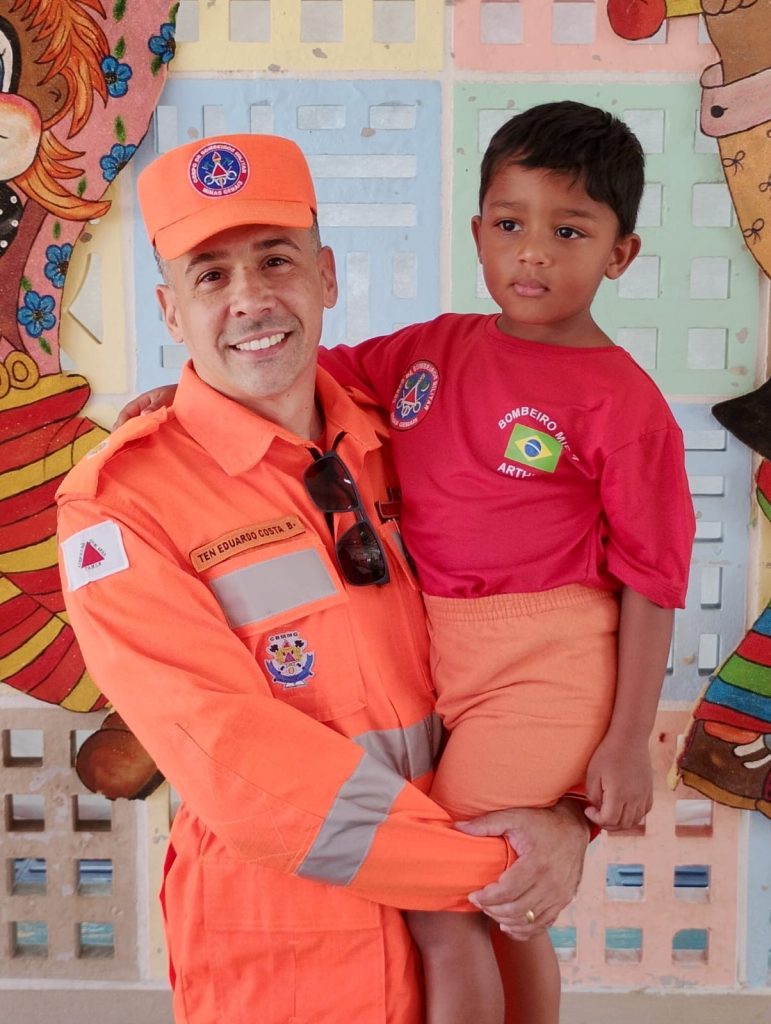 Entre lágrimas e sorrisos: bombeiros militares reencontram criança salva de afogamento.