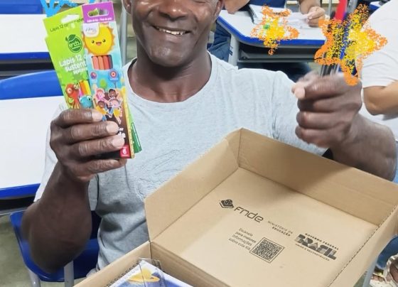 Entrega de kits escolares para alunos da EJA reforça incentivo à educação em Pedro Leopoldo