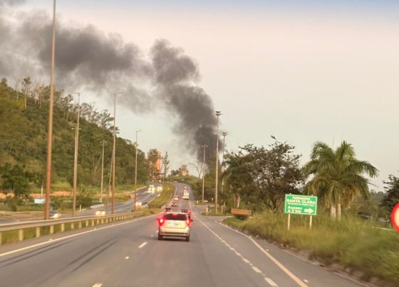 Explosão assusta moradores e incêndio em fábrica de cimento mobiliza bombeiros em Pedro Leopoldo