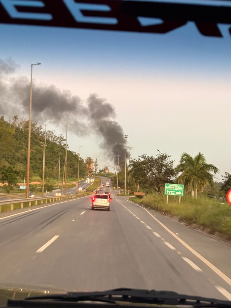 Explosão assusta moradores e incêndio em fábrica de cimento mobiliza bombeiros em Pedro Leopoldo