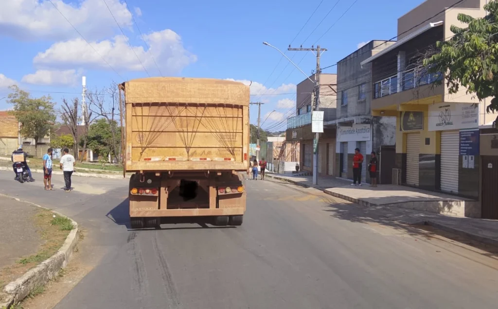 Motociclista fica ferida após colisão lateral com caminhão em Pedro Leopoldo