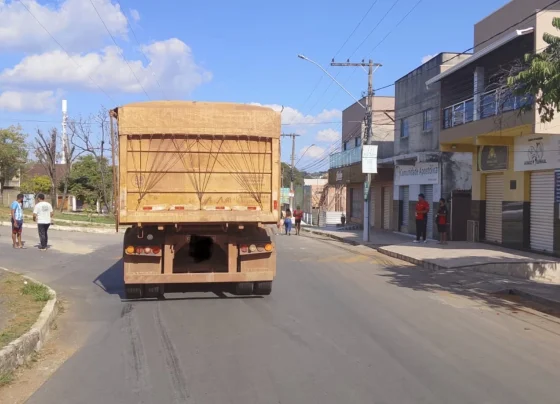 Motociclista fica ferida após colisão lateral com caminhão em Pedro Leopoldo