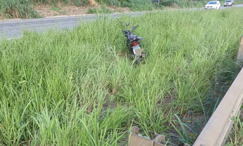 Motociclista fica ferida após perder controle e cair na rodovia MG-424, em Pedro Leopoldo