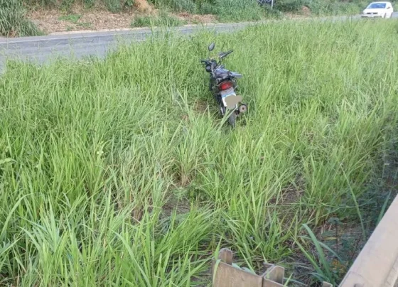 Motociclista fica ferida após perder controle e cair na rodovia MG-424, em Pedro Leopoldo