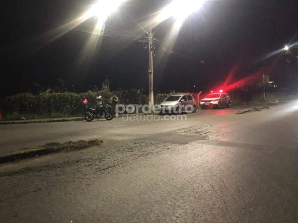 Motociclista fica ferido após colisão com carro em Pedro Leopoldo