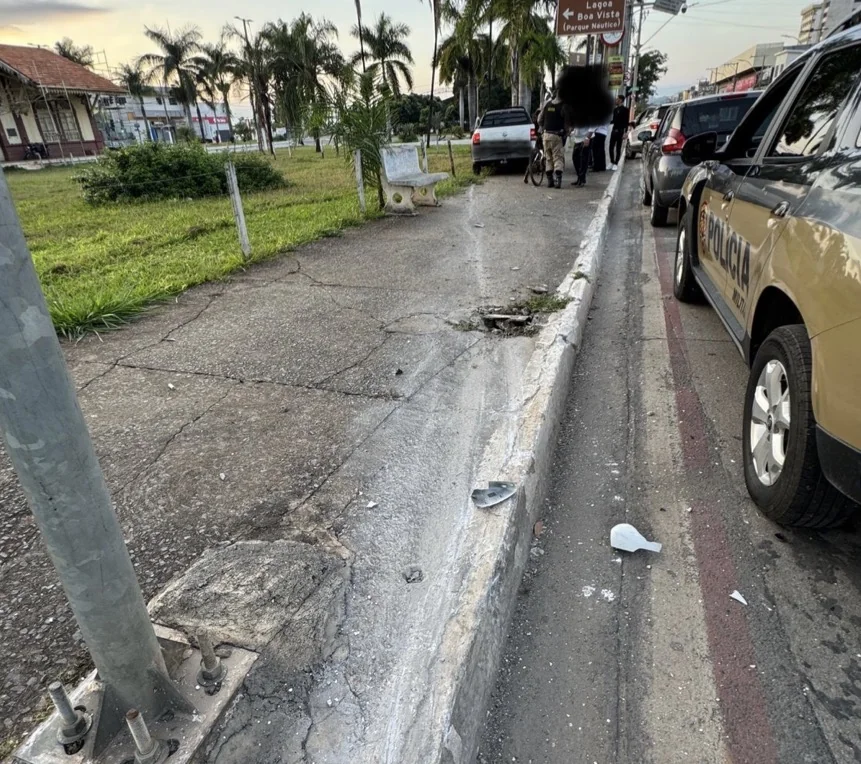 Motorista cochila ao volante e bate em estrutura pública no Centro de Sete Lagoas