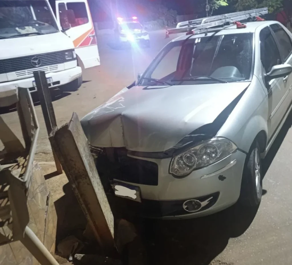 Motorista fica ferido após acidente envolvendo caminhão em Pedro Leopoldo