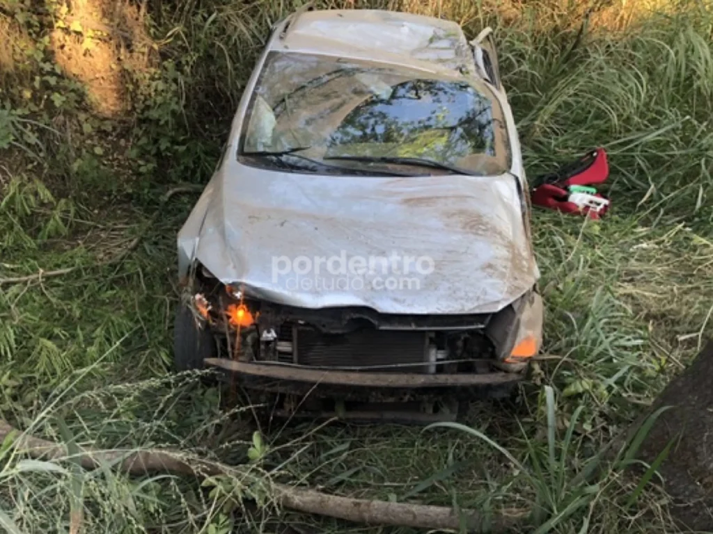Motorista fica gravemente ferido após capotamento na Estrada Lapa Vermelha, em Pedro Leopoldo