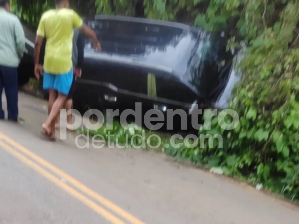 Motorista perde controle e capota veículo durante a madrugada em Matozinhos