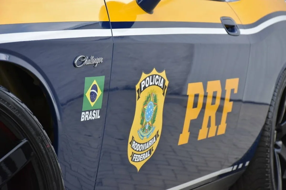 PRF apreende 3 barras de maconha e prende homem na BR-040