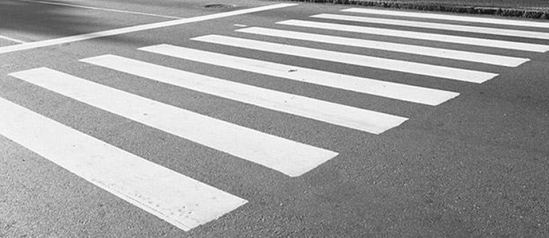 Pedestre é atropelada na faixa e sofre fratura exposta em Sete Lagoas