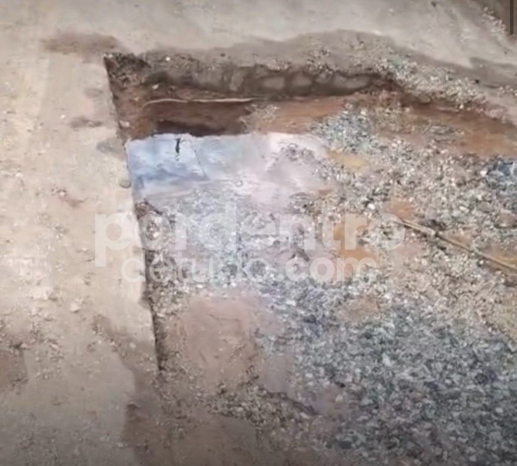 VÍDEO: Moradores denunciam desperdício de água em rua e falta de abastecimento no bairro Vista Alegre, em Matozinhos