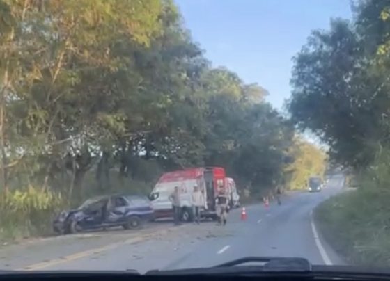 Acidente deixa carro destruído e mobiliza socorro na MG-424 em Matozinhos