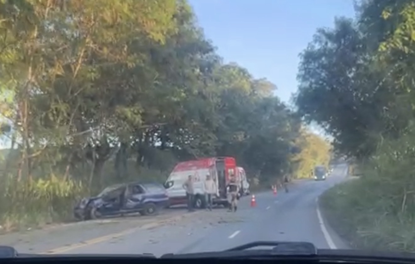 Acidente deixa carro destruído e mobiliza socorro na MG-424 em Matozinhos