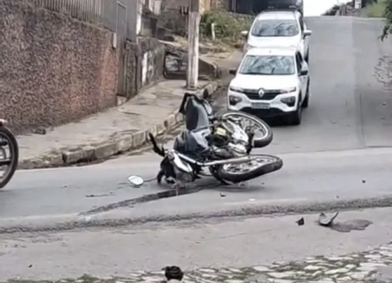 Acidente entre carro e moto deixa dois feridos em cruzamento de Matozinhos