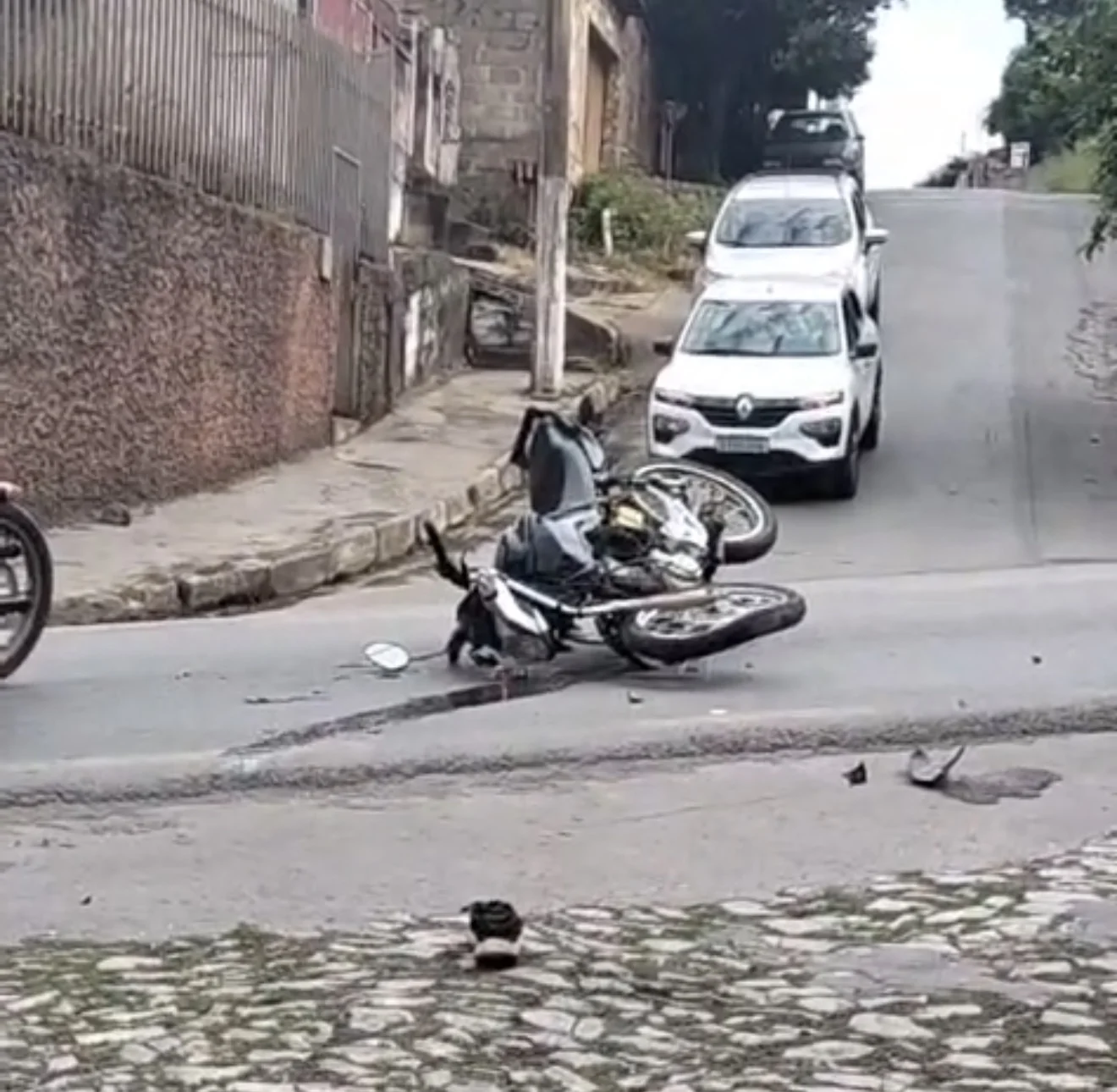 Acidente entre carro e moto deixa dois feridos em cruzamento de Matozinhos