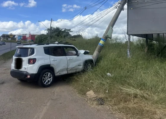 Acidente entre dois carros deixa ferido e derruba poste na MG-424