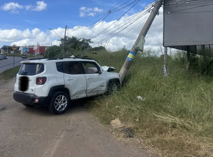 Acidente entre dois carros deixa ferido e derruba poste na MG-424