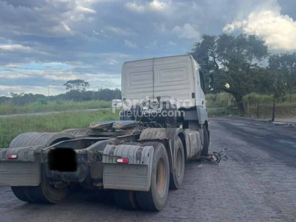 Adolescente fica ferido após bicicleta bater em caminhão na MG-424