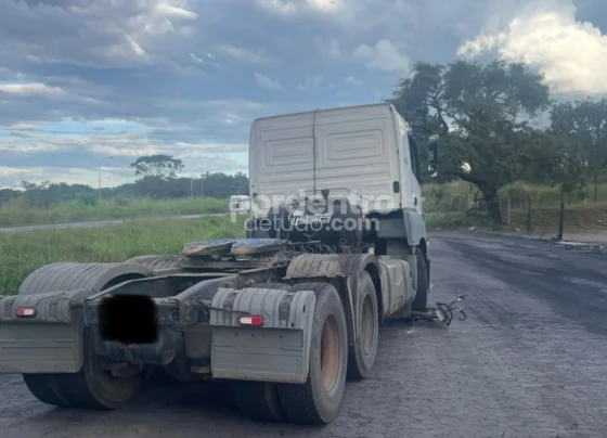 Adolescente fica ferido após bicicleta bater em caminhão na MG-424
