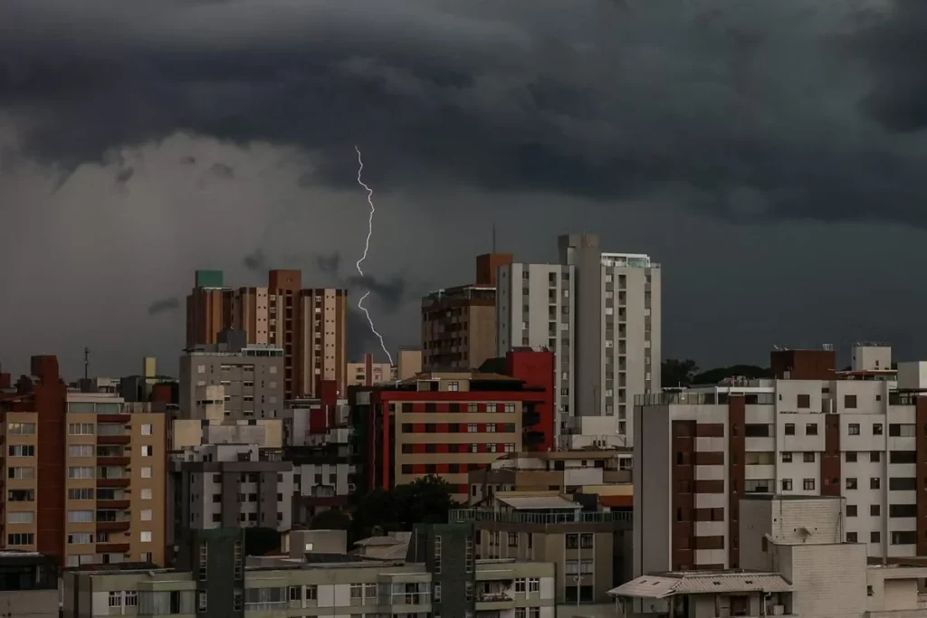 Alerta amarelo de tempestade com granizo atinge Matozinhos, Pedro Leopoldo, Capim Branco e mais 590 cidades de MG