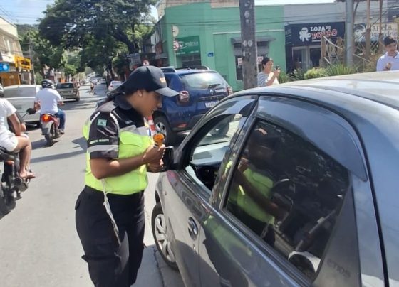 Blitz educativa reforça conscientização no trânsito em Pedro Leopoldo