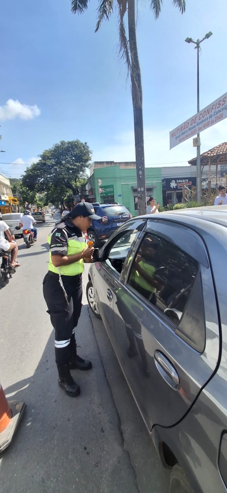 Blitz educativa reforça conscientização no trânsito em Pedro Leopoldo