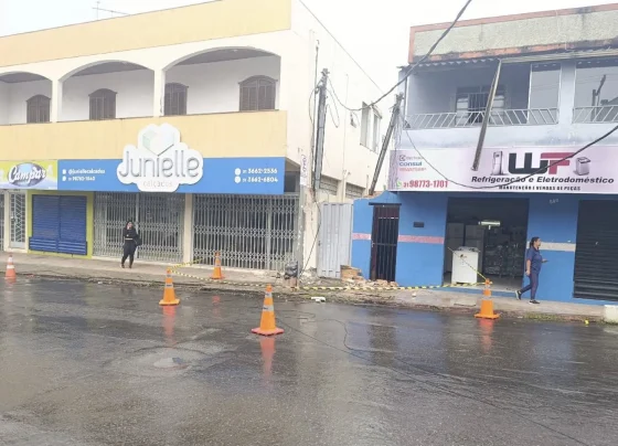 Caminhão arrasta fiação e causa danos em comércios de Pedro Leopoldo