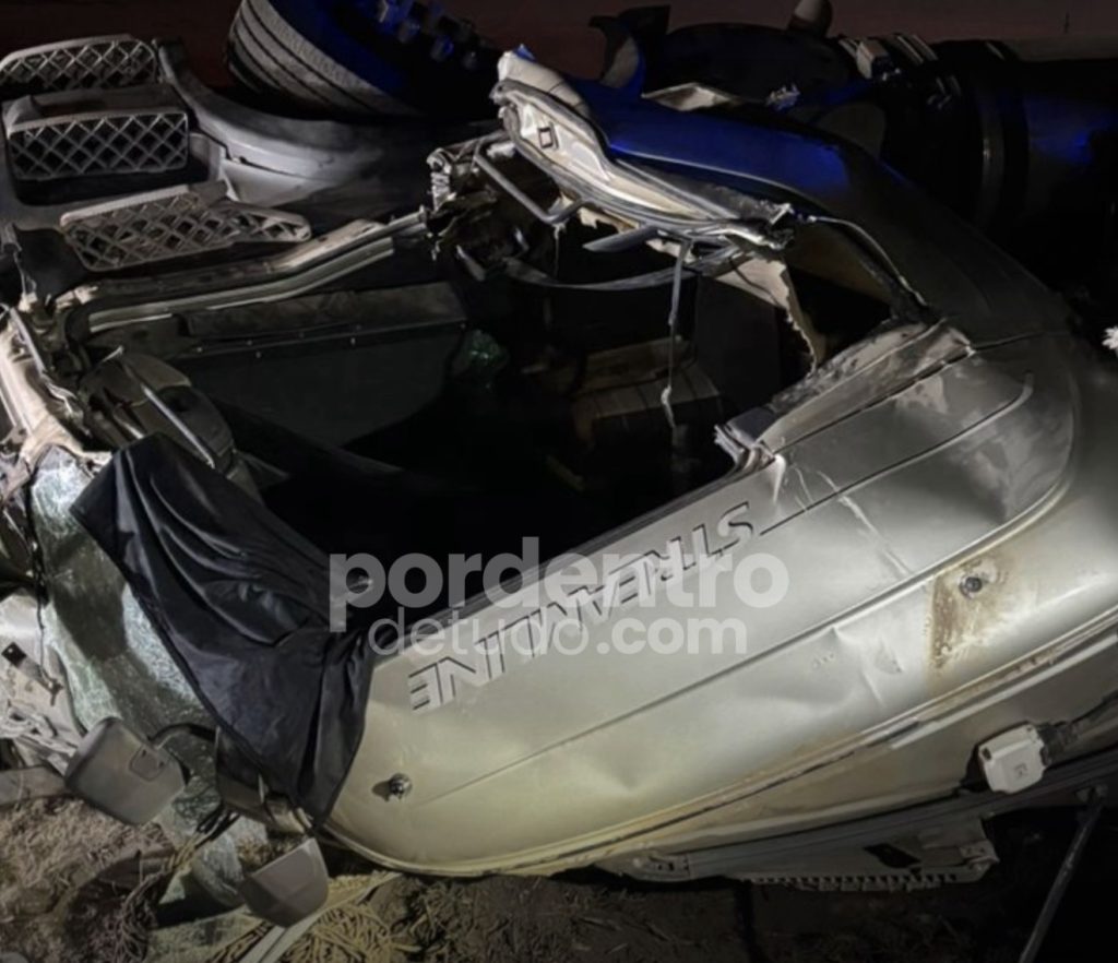 Carreta carregada de cal tomba na BR-040 e motorista morre preso às ferragens em Sete Lagoas