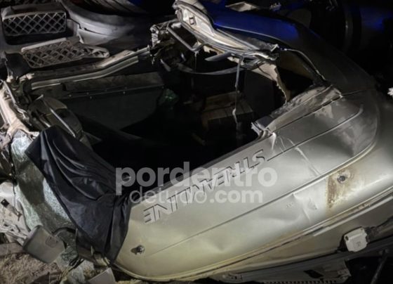 Carreta carregada de cal tomba na BR-040 e motorista morre preso às ferragens em Sete Lagoas
