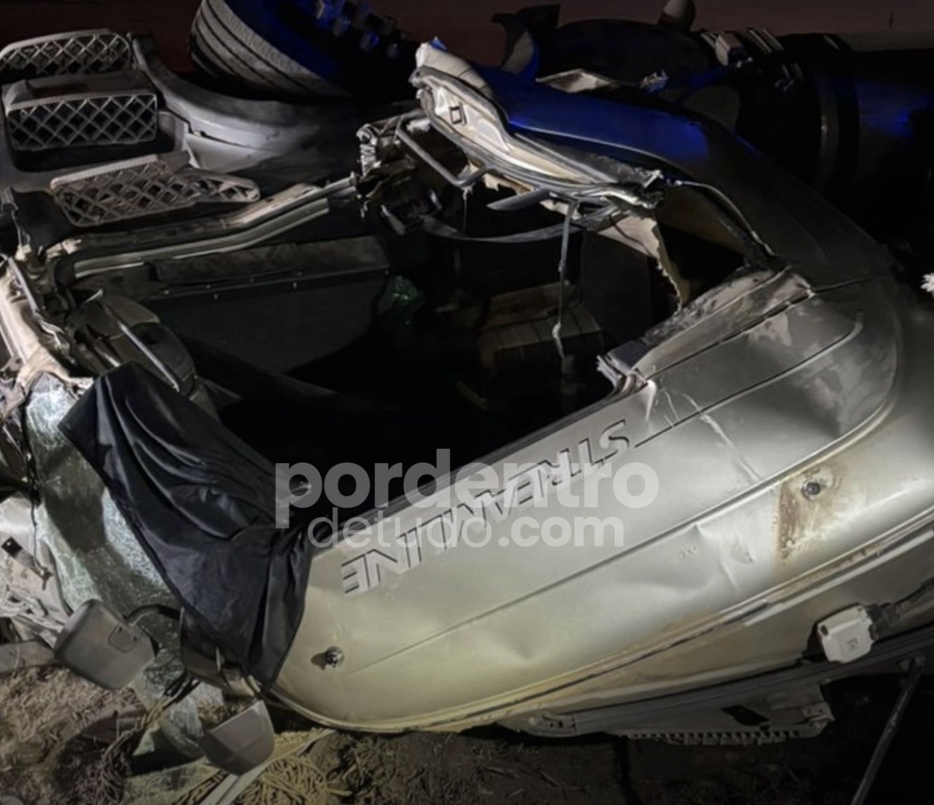 Carreta carregada de cal tomba na BR-040 e motorista morre preso às ferragens em Sete Lagoas