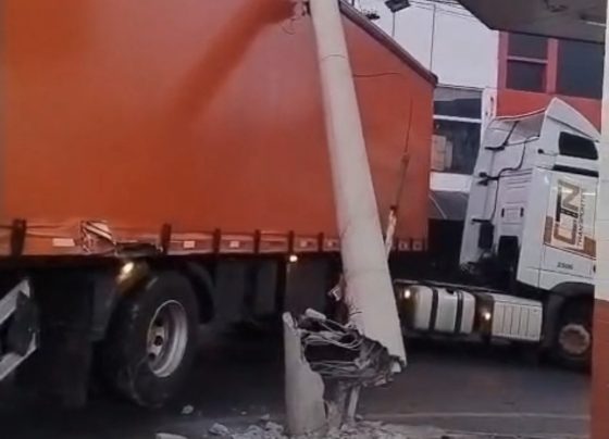 Carreta derruba poste e interdita trânsito no Centro de Matozinhos