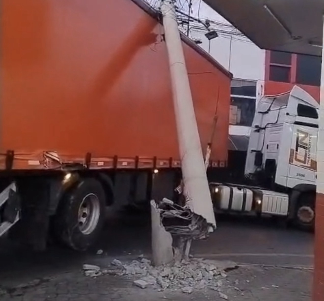 Carreta derruba poste e interdita trânsito no Centro de Matozinhos