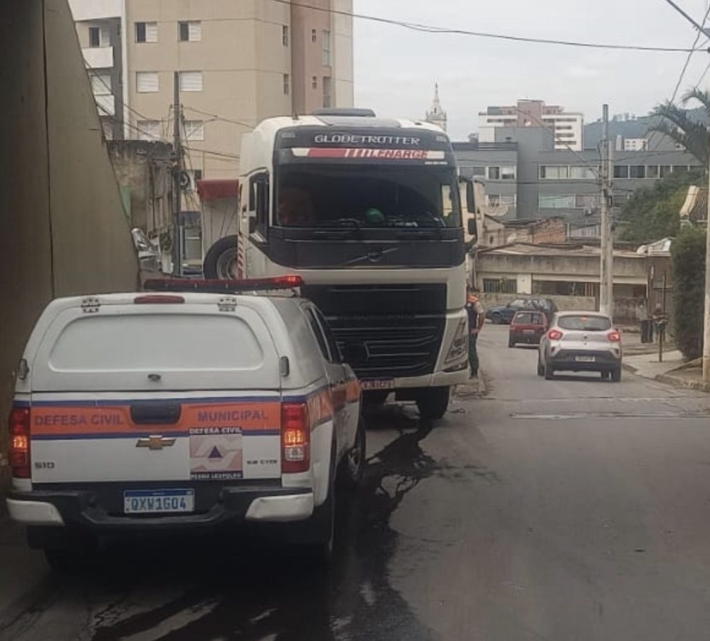 Carreta trava trânsito em trincheira de Pedro Leopoldo após entrar em área proibida para veículos pesados