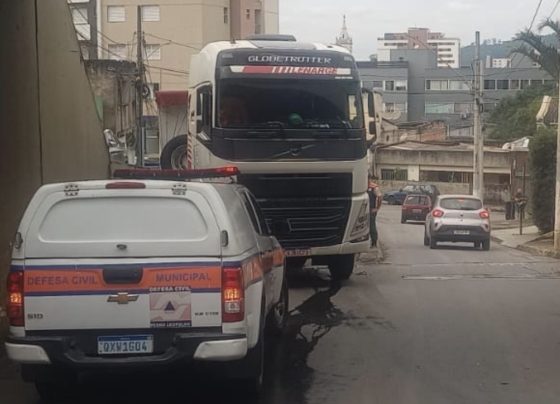 Carreta trava trânsito em trincheira de Pedro Leopoldo após entrar em área proibida para veículos pesados