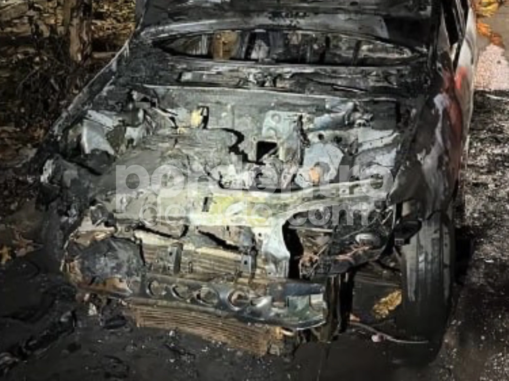 Carro abandonado pega fogo e mobiliza Corpo de Bombeiros em Sete Lagoas