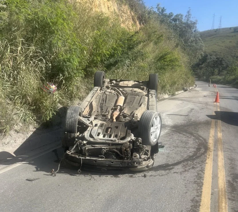 Carro capota na MG-424 após motorista perder controle da direção em Matozinhos