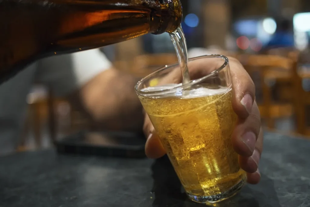 Cliente bebe 12 cervejas, tenta fugir sem pagar e acaba preso em bar de Sete Lagoas
