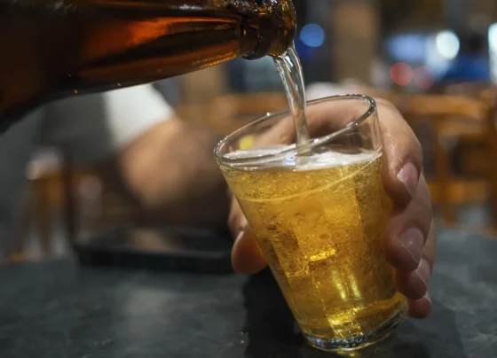 Cliente bebe 12 cervejas, tenta fugir sem pagar e acaba preso em bar de Sete Lagoas