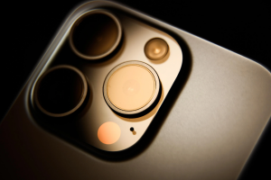 Cliente distrai vendedor e furta iPhones e Apple Watch de loja em Sete Lagoas