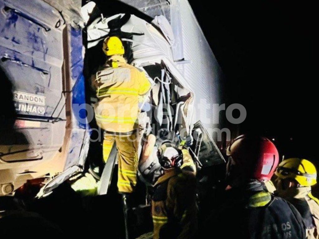 Colisão entre carretas na BR-040 deixa motorista morto em Sete Lagoas