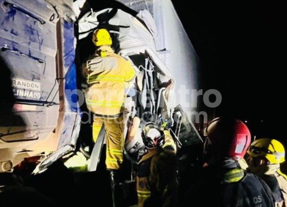 Colisão entre carretas na BR-040 deixa motorista morto em Sete Lagoas